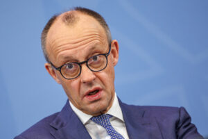 peregibaet-palku-na-zapade-vozmutilis-povedeniem-merca-468088d