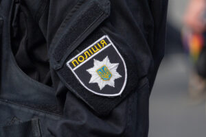 muzhchina-otkryl-strelbu-po-policejskim-na-ukraine-c66f2d8