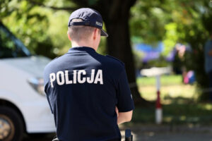 ukrainku-deportirujut-iz-polshi-posle-togo-kak-ona-pokusala-policejskih-944071b